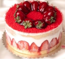 Taptaze Çileklerle Süslenmiş Mois Pasta pasta